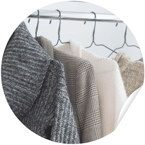 Roupas e calçado em excesso, novos ou semi-novos